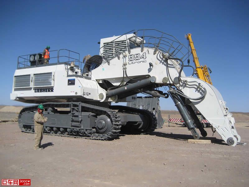 Liebherr_994_Excavator_Erection.jpg