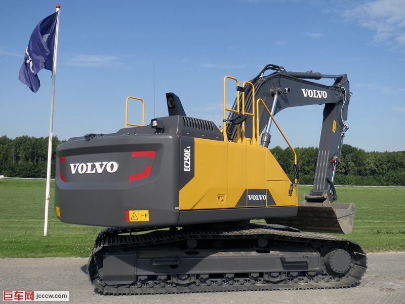 VOLVO_EC250E_003.jpg